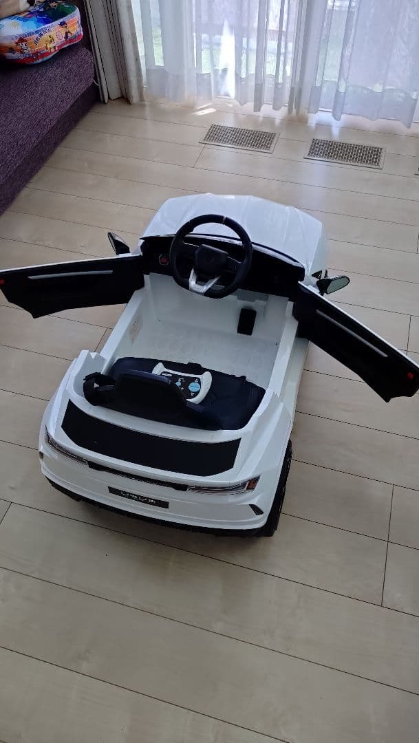 URUS ホワイト 電動乗用車 オープンカー　ランボルギーニ