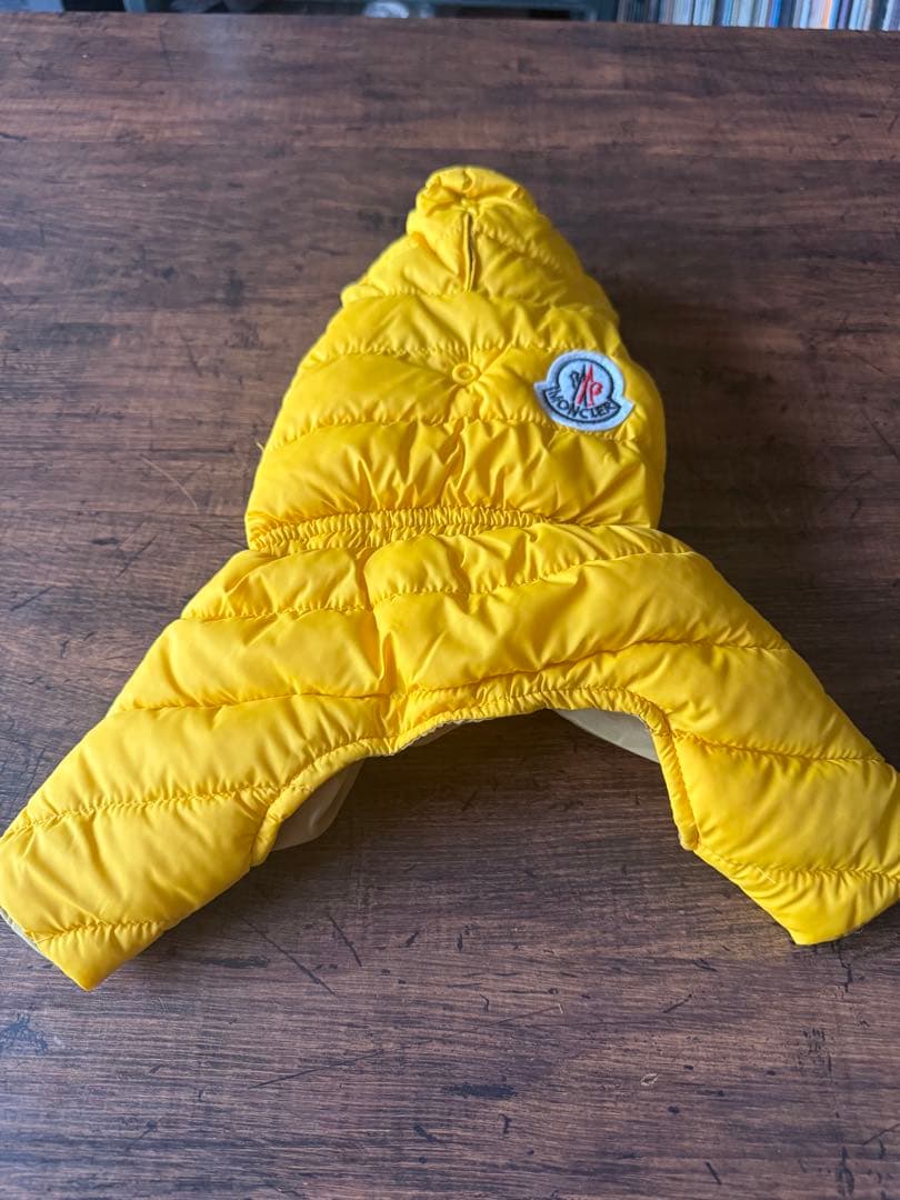 (SALE)注目【美品】MONCLER 犬服 フード付き黄色 小型犬用