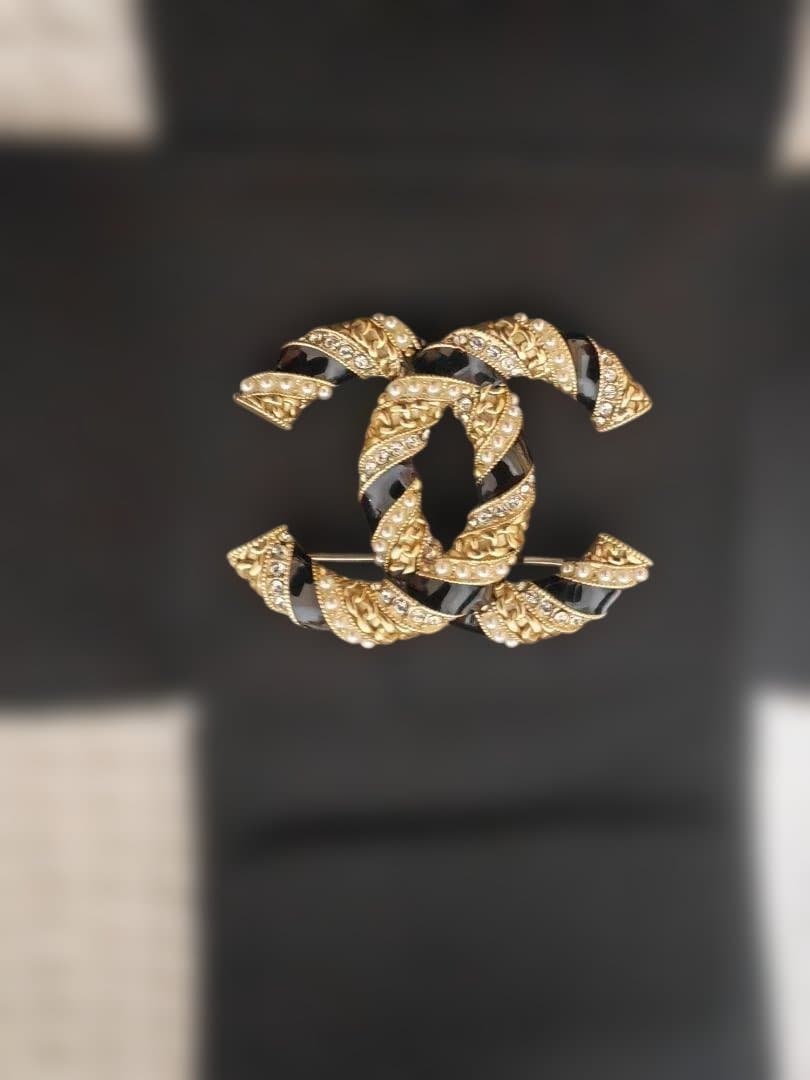 CHANEL ロゴブローチ 金色 黒色