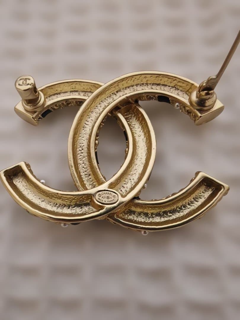 CHANEL ロゴブローチ 金色 黒色