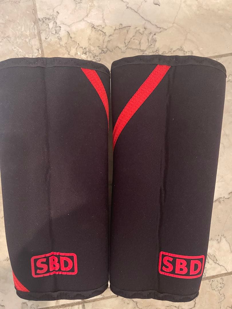 SBD ニースリーブMサイズ 黒/赤