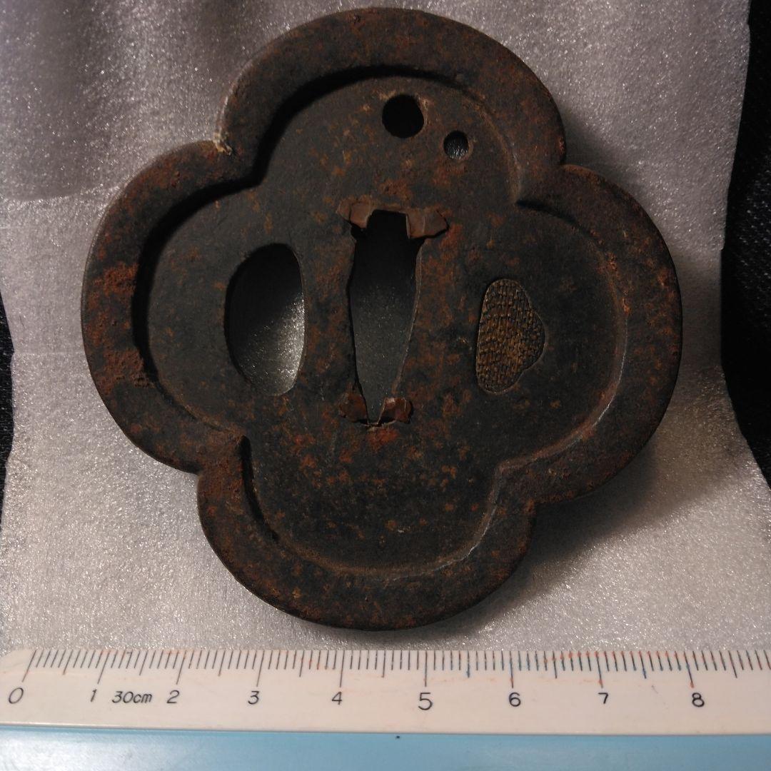 古い刀の花形 鉄製 鍔(つば) 骨董　刀　文鎮