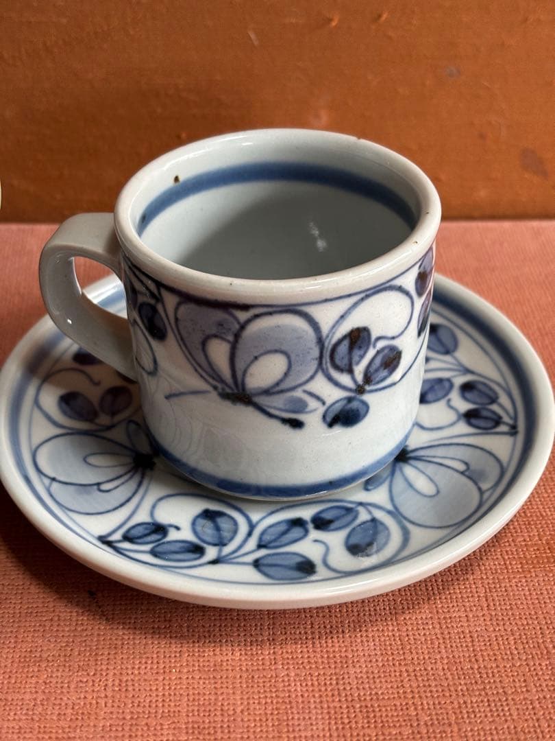 大英博物館日本人初個展鬼才澤田痴陶人作染付飛蝶草繋文珈琲碗皿二客揃　未使用