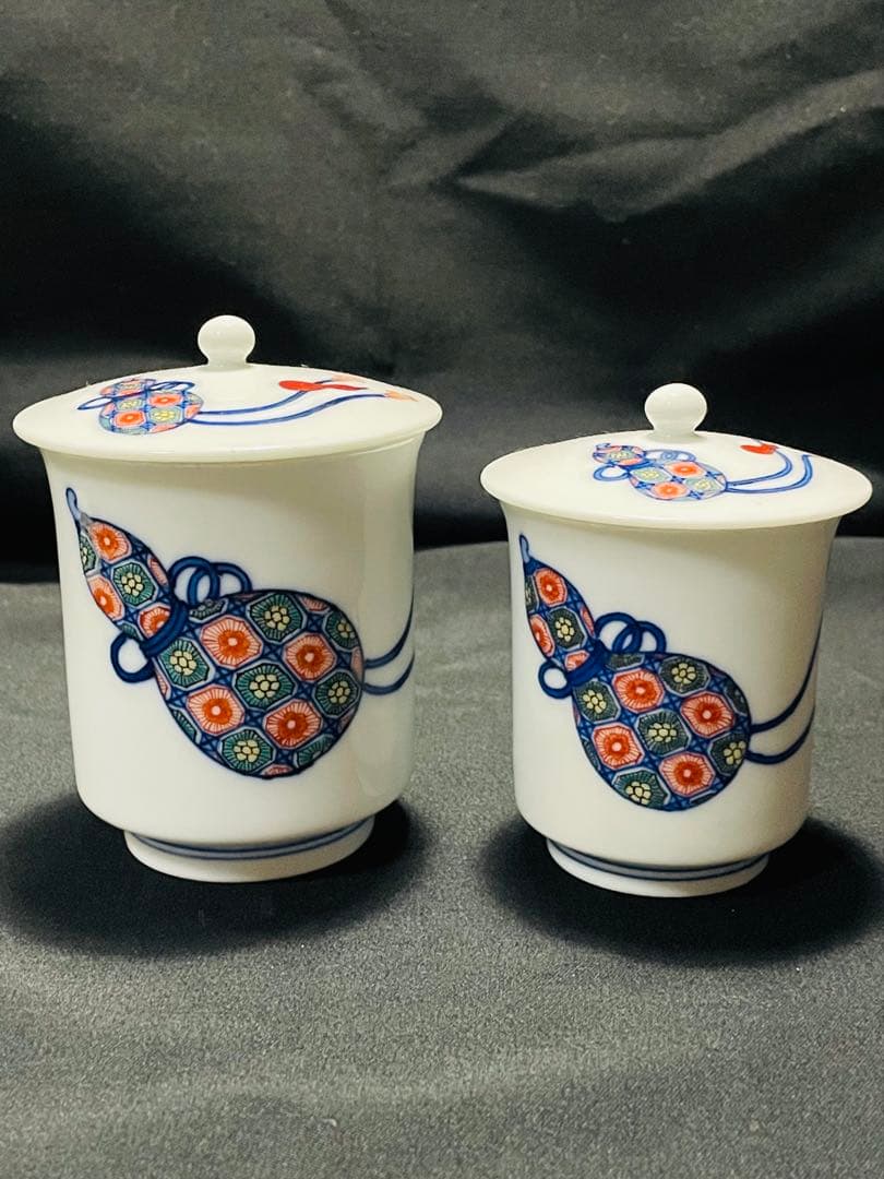 未使用品十二代酒井田柿右衛門　染錦瓢箪画夫婦蓋付湯呑み