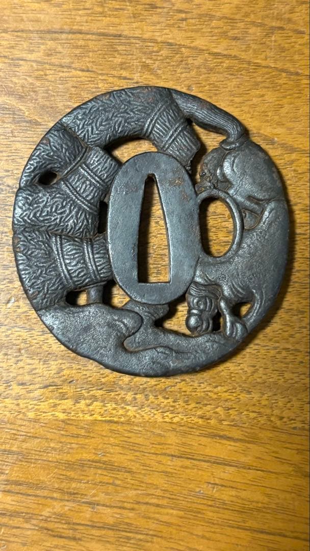 武具　刀装具　刀鍔　在名彦根住　馬に武将図　透かし鉄地　箱付　骨董品