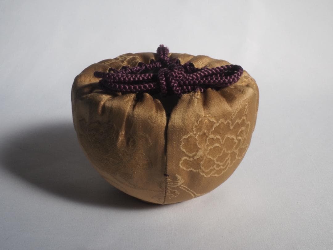 17代永樂善五郎造（而全）『梅に絵馬茶碗』 (共箱)　千家十職