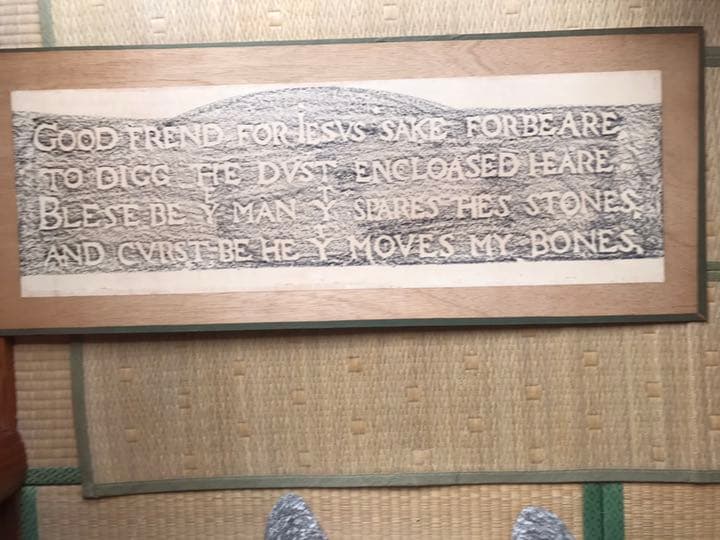 シェークスピアのお墓、英国ストラトフォードの教会の墓地にて拓本を採りました