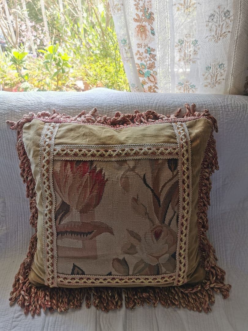 アンティーク 薔薇とチューリップ オービュッソン織クッションカバー美しいフリンジ