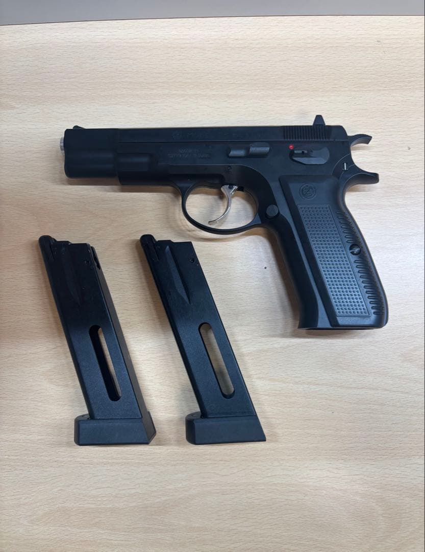 カーボンネイト Cz75 CO2 マガジン2本付き。