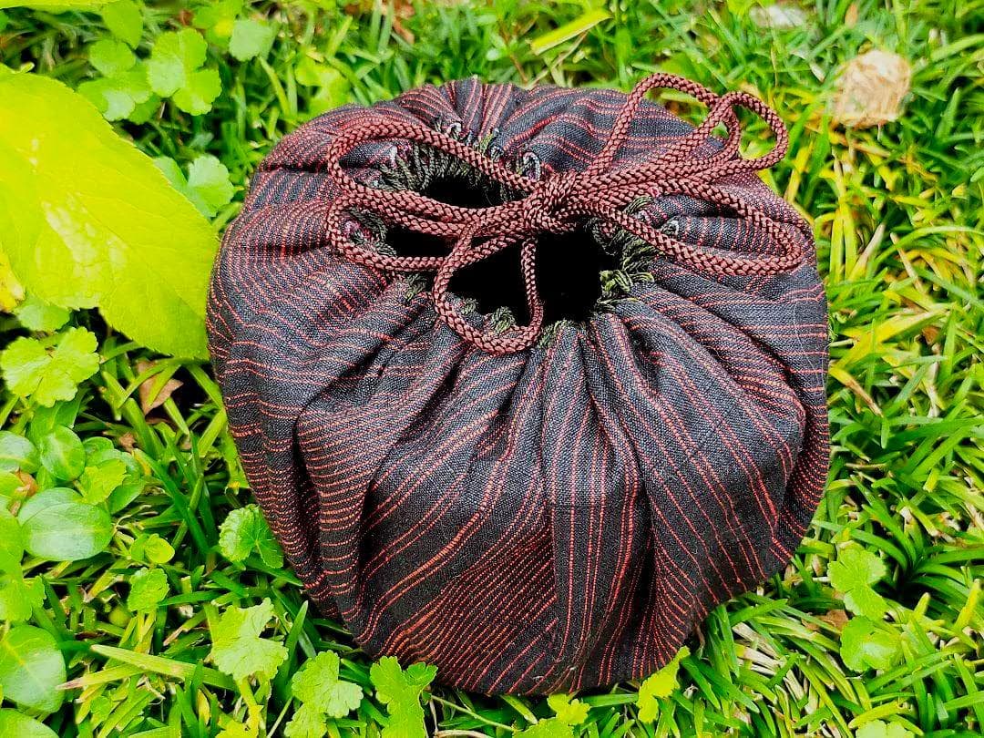 ♥美濃焼　引出黒　茶碗　仕覆　桐箱付き　瀬戸黒　骨董品