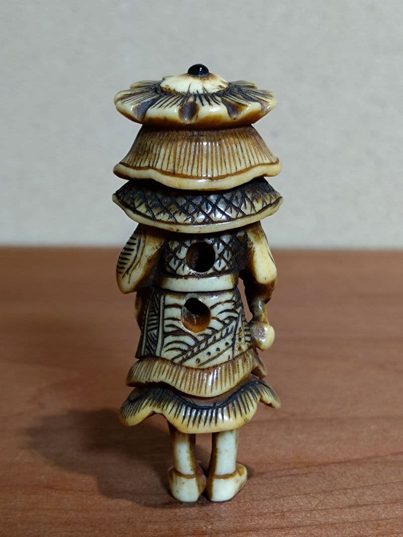 鹿角製 小太鼓を持つ韃靼人 根付 南蛮人 ダッタン人