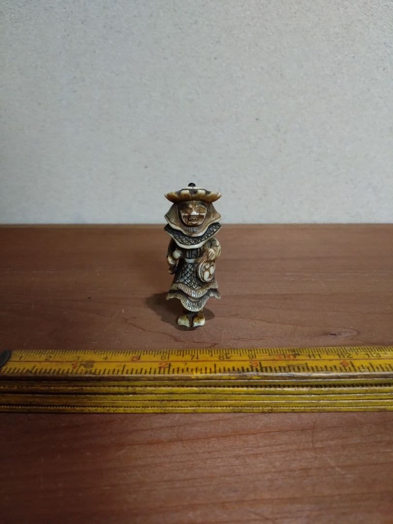 鹿角製 小太鼓を持つ韃靼人 根付 南蛮人 ダッタン人