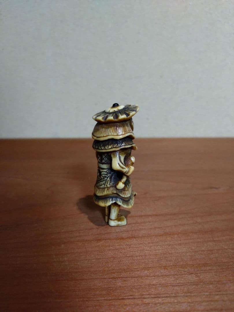 鹿角製 小太鼓を持つ韃靼人 根付 南蛮人 ダッタン人