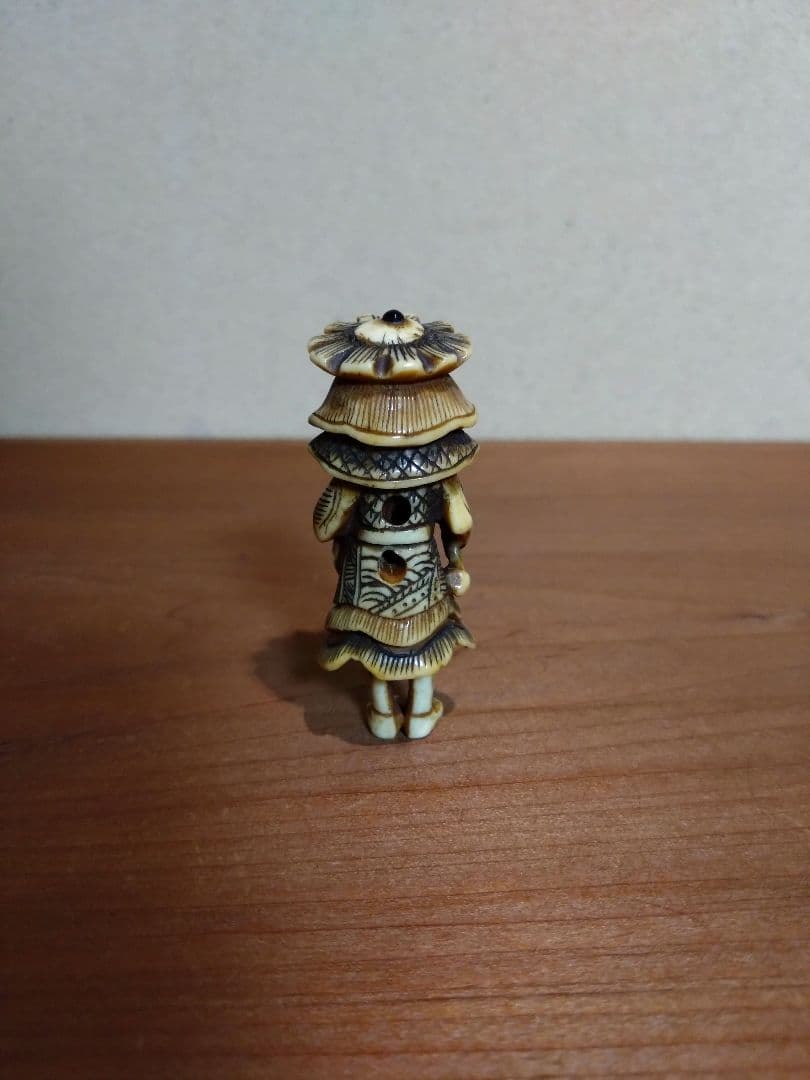 鹿角製 小太鼓を持つ韃靼人 根付 南蛮人 ダッタン人