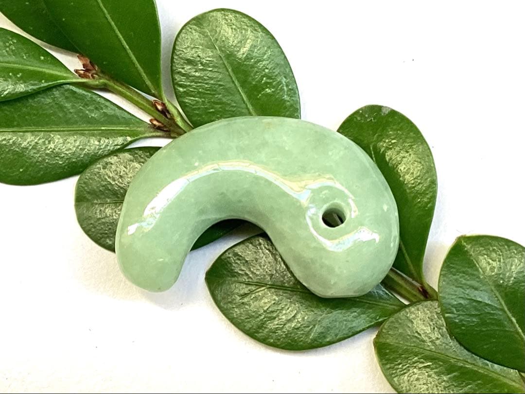 ✳1点特別安価卸し値段‼️ 緑色の糸魚川翡翠　外部鑑別書付　本物ジェダイト勾玉