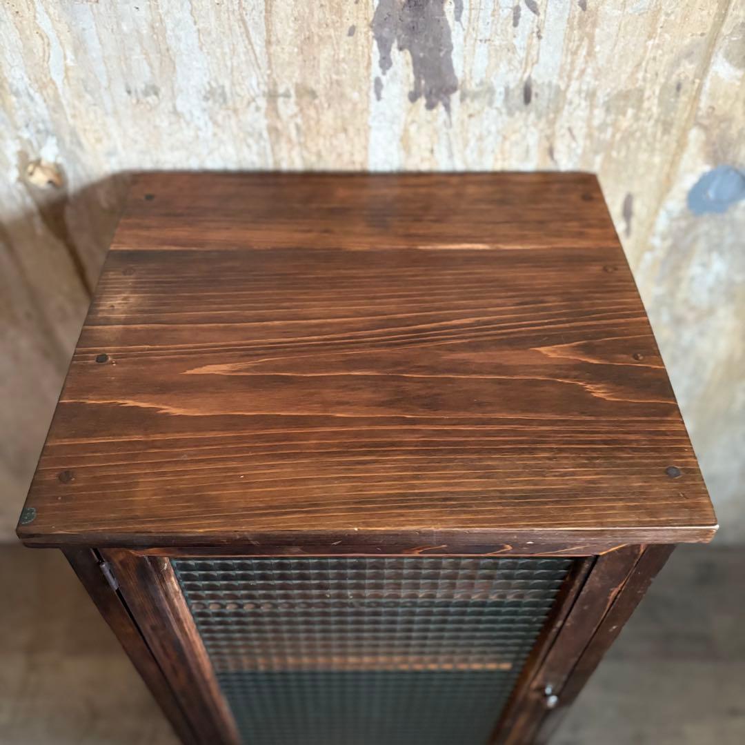 チェッカーガラスのミニキャビネット　収納棚