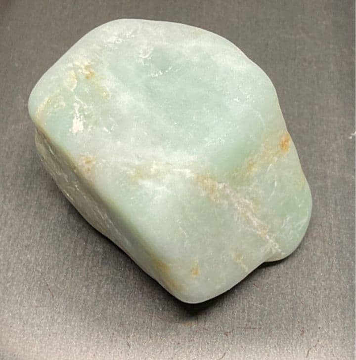 ［薄緑色　メロン色の透過］　糸魚川翡翠74g ヒスイ　ひすい