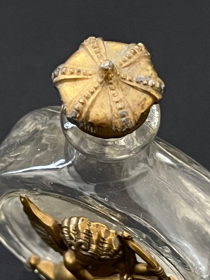 アンティークヴィンテージ 香水瓶天使キューピッド 真鍮装飾 ガラスボトル王冠