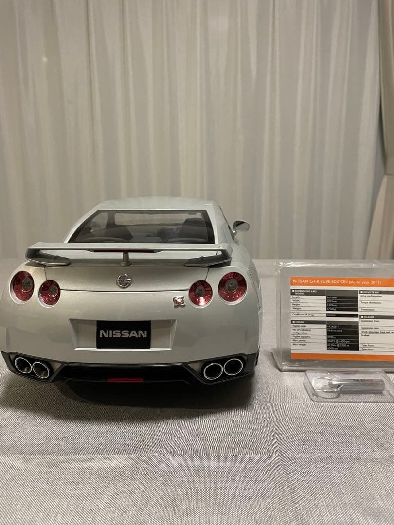 イーグルモスNissan GT-R 35 1/8スケール シルバー完成品
