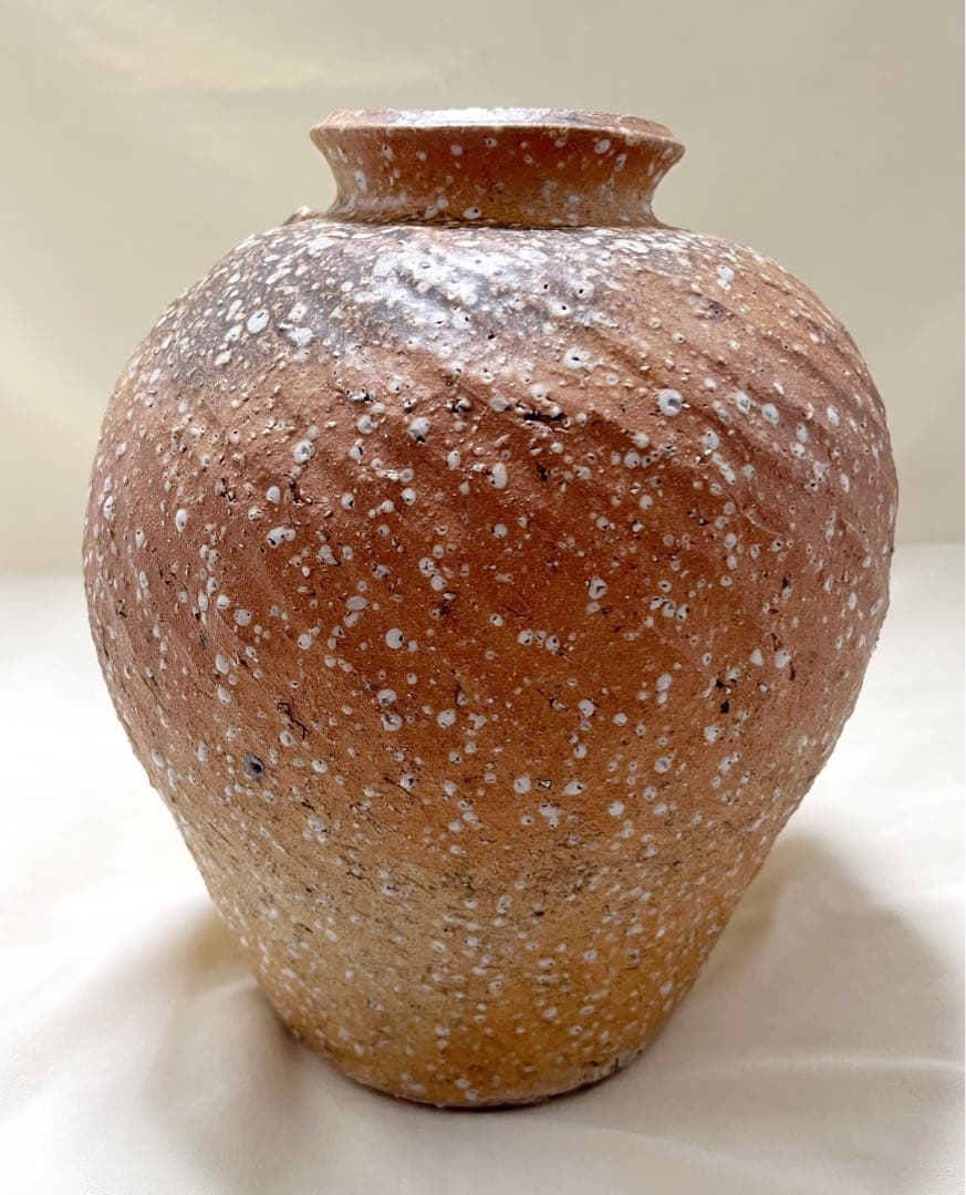 希少品　陶芸　松竹梅　山水水車人物彫　細密洞窟彫　手捻花瓶　花器　飾り壷　置物