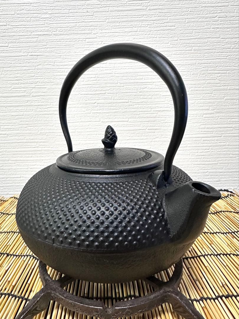 未使用品、栞付　南部運南堂鍋元造　南部鋳吉銘１５型アラレ　南部鉄瓶　南部鉄器