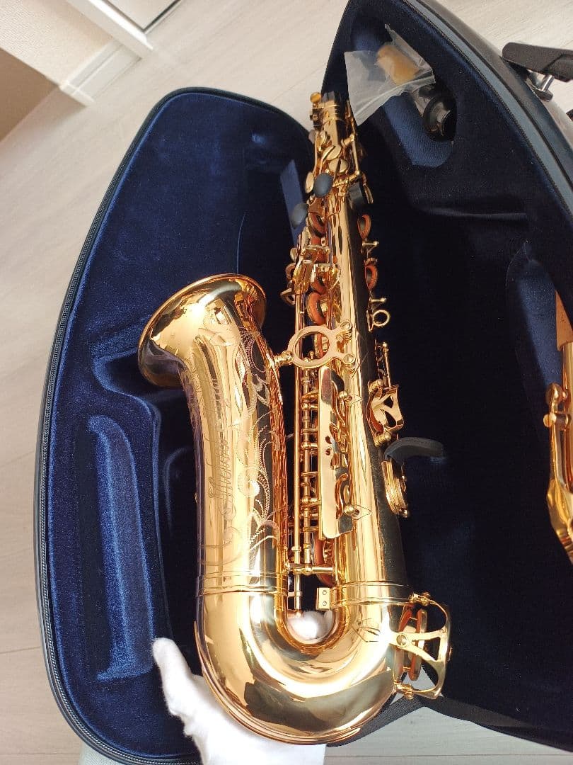 アルトサックス ゴールド本体とケースと多数付属品　展示品　美品
