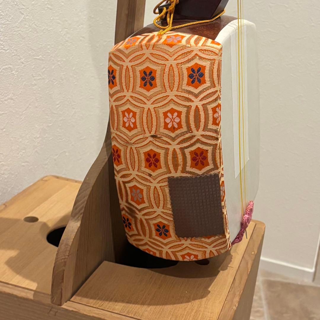 三味線 弦楽器　バチ2本　木製スタンド付き