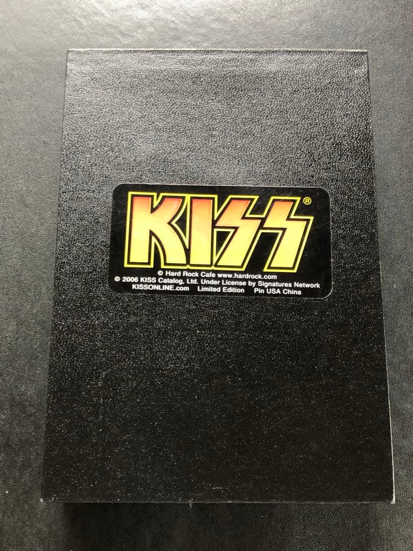 ハードロックカフェ福岡　6thアニバーサリー　キッスパズルピンバッジ　化粧箱付き