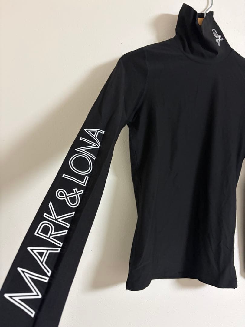 MARK & LONA ブラック タートルネックシャツ