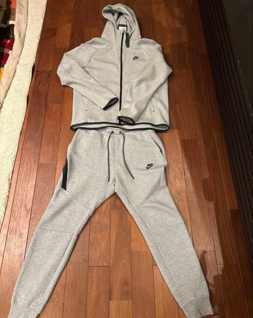 NIKE テックフリー　上下