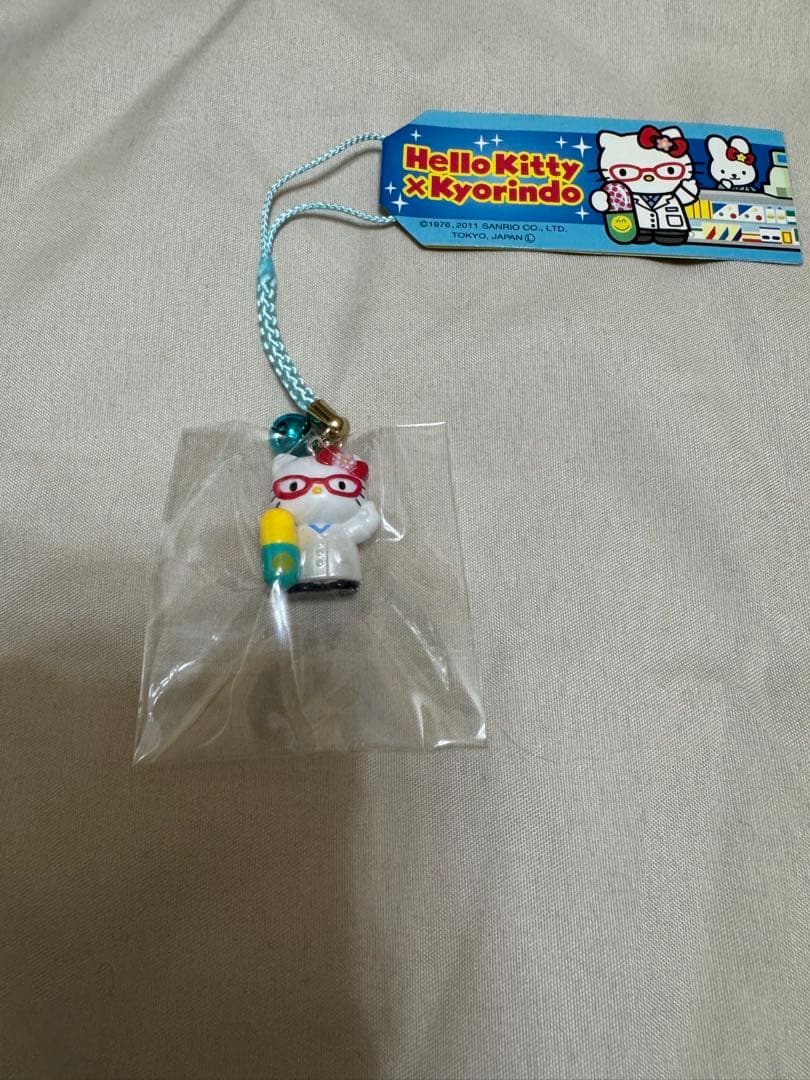レア！ハローキティ、ドラッグストア杏林堂コラボ　薬剤師　ストラップ
