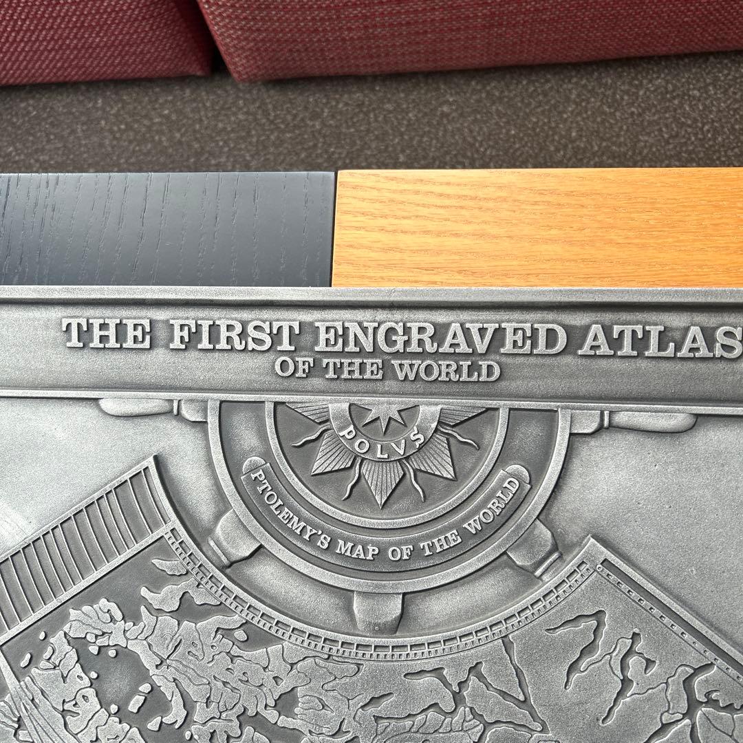 金属製の地図彫刻トレイ　壁掛け