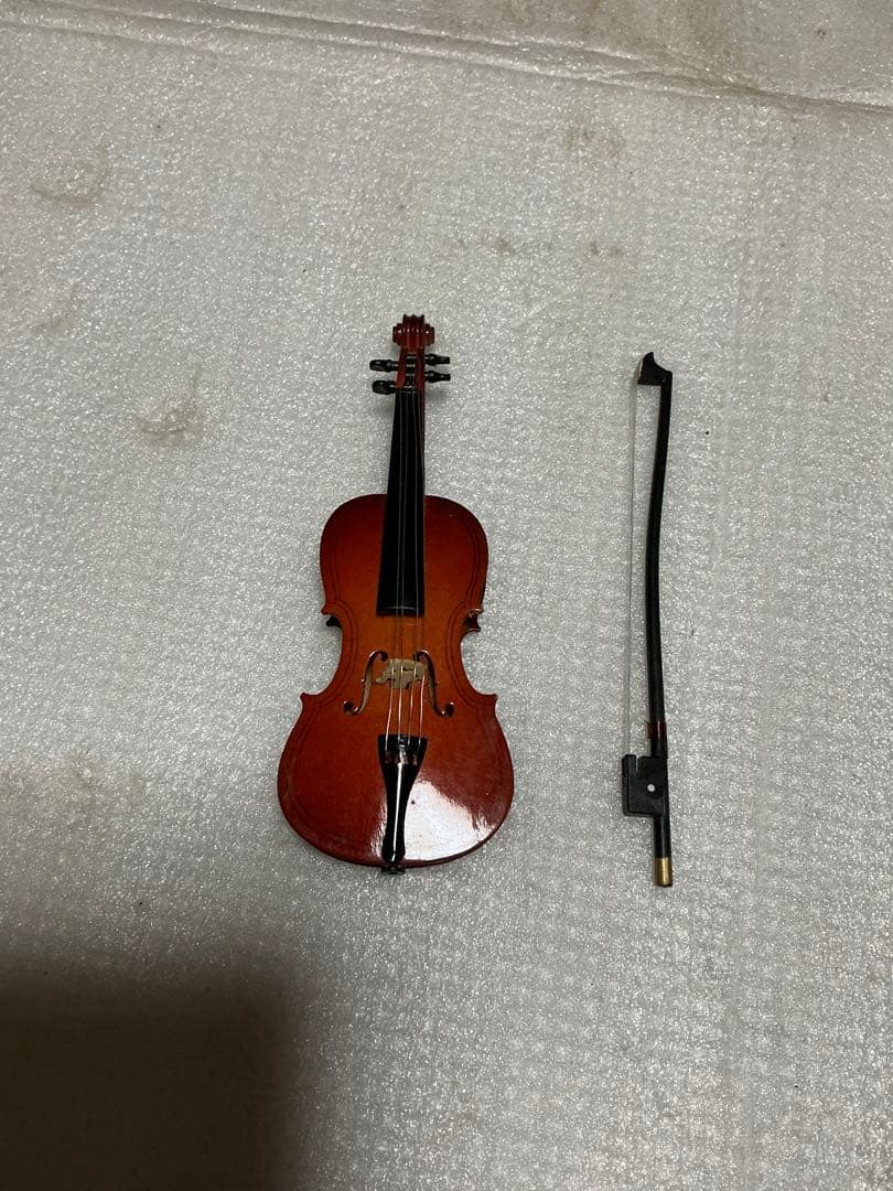 ミニチュア楽器、音は鳴らないディスプレイとなります。【ケース付き】。