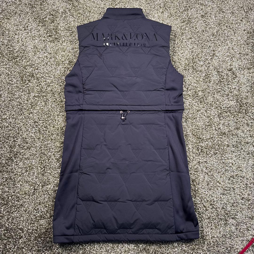 MARK&LONA シグネチャーロゴプリント ロング丈ダウンベスト
