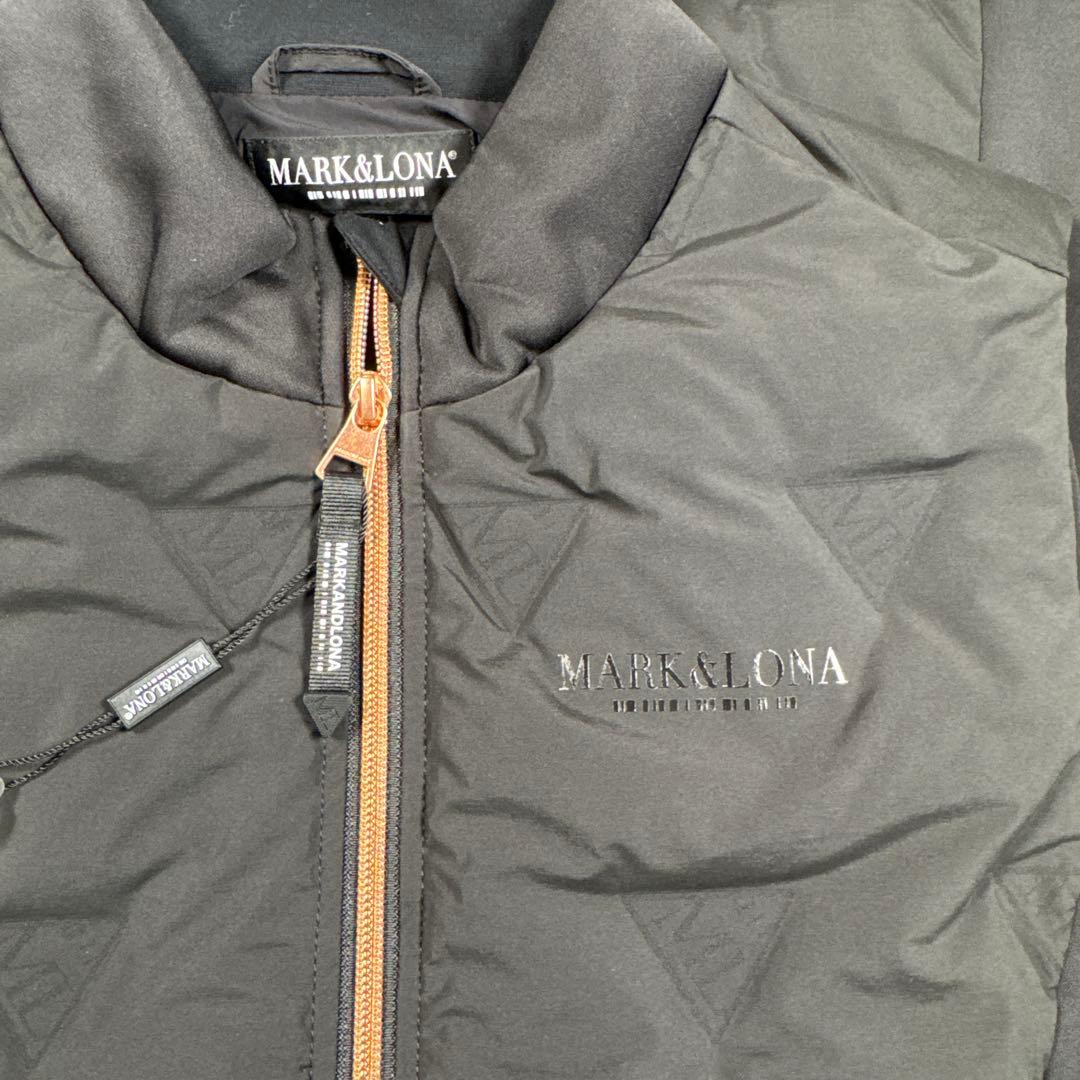 MARK&LONA シグネチャーロゴプリント ロング丈ダウンベスト