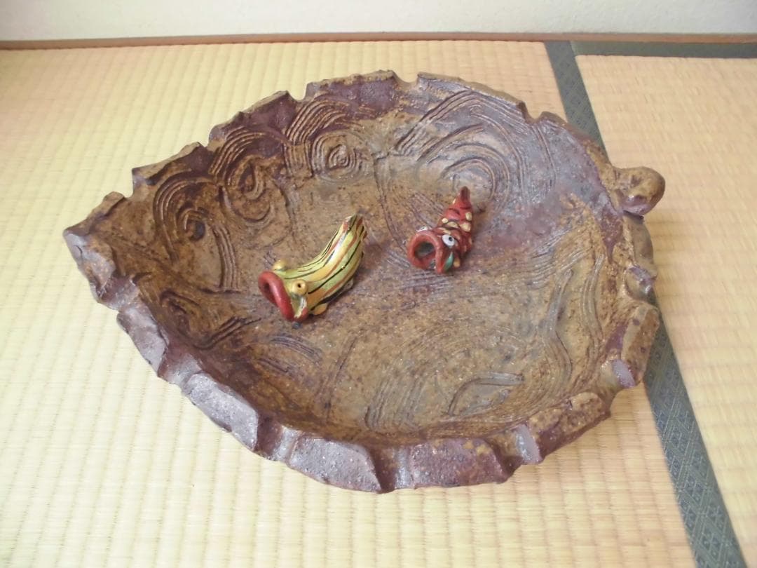 和＆アジアンテイスト　重厚感のある木の葉型の陶器の睡蓮鉢　陶器の魚の置物２体付き