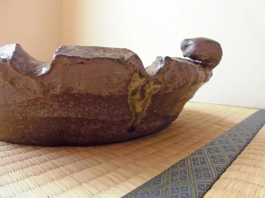 和＆アジアンテイスト　重厚感のある木の葉型の陶器の睡蓮鉢　陶器の魚の置物２体付き