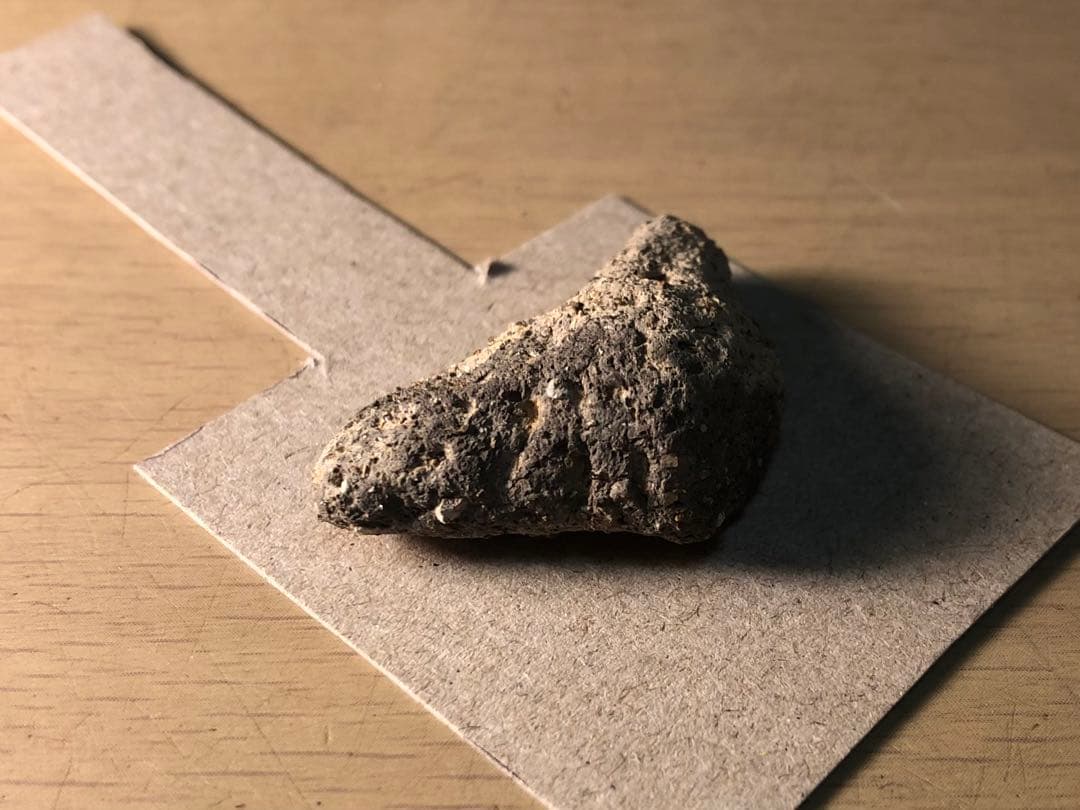 「三角形土版の破片」です。