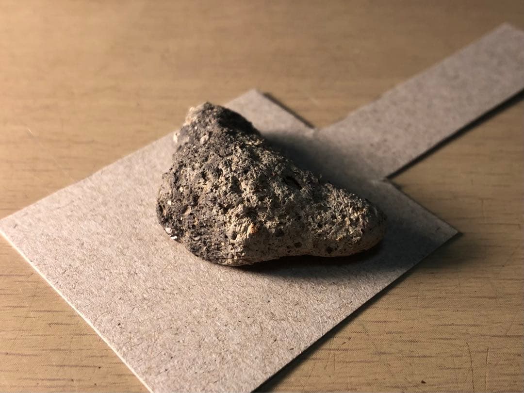 「三角形土版の破片」です。