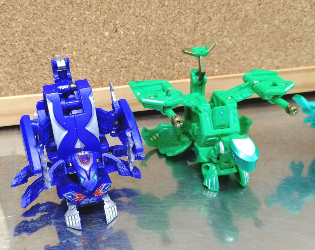 爆丸　32個 内パーツ破損1個 パーツ欠損２個 赤い専用ケース　カード無し