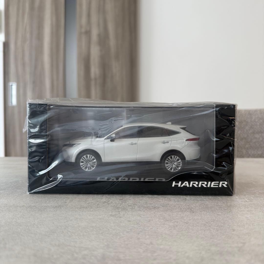 トヨタ ハリアー ミニカー 1/30スケール ホワイトパール　非売品