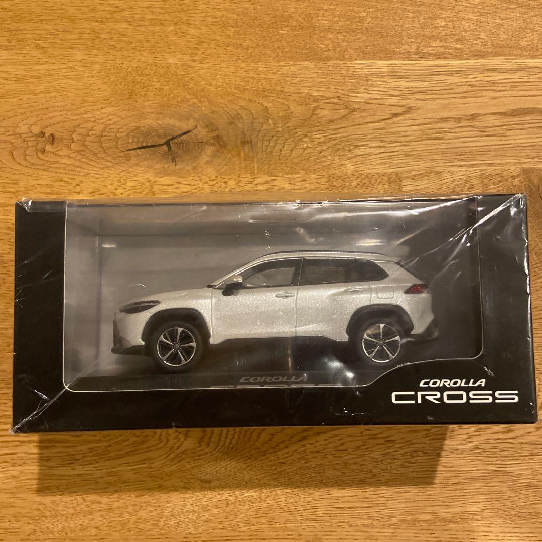 カローラクロス　ミニカー　1/30スケール　プラチナホワイトパールマイカ