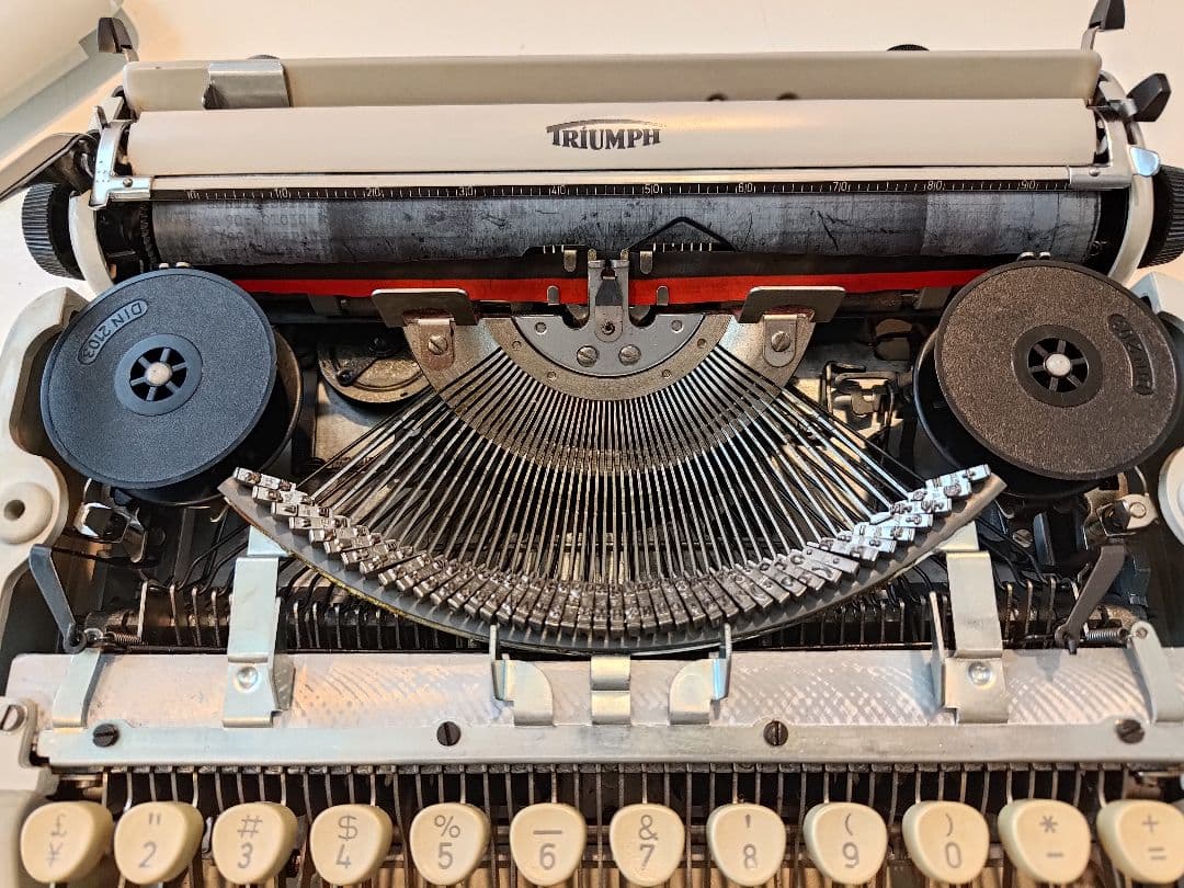 【完動品】TRIUMPH Tippa タイプライター（ドイツ製）ケース付き
