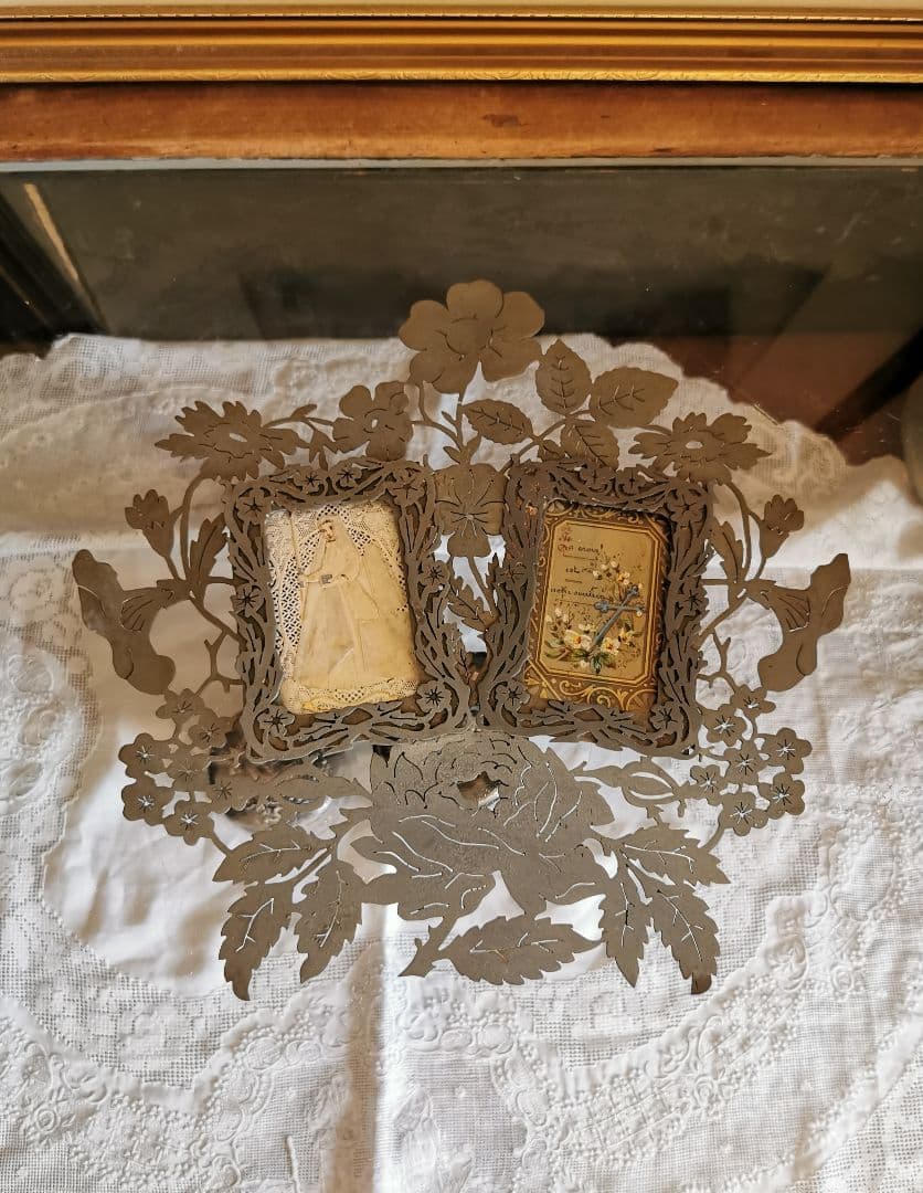 アンティーク ２枚ガラスフォトフレーム 花々の金属装飾 初聖体式&十字架カード