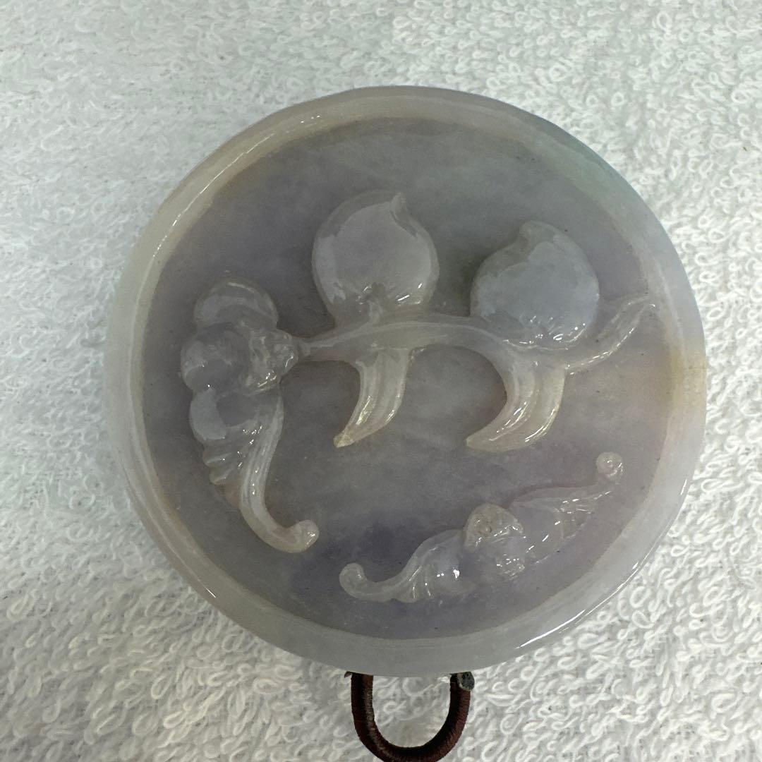 翡翠 魚と松の彫刻 円形装飾品