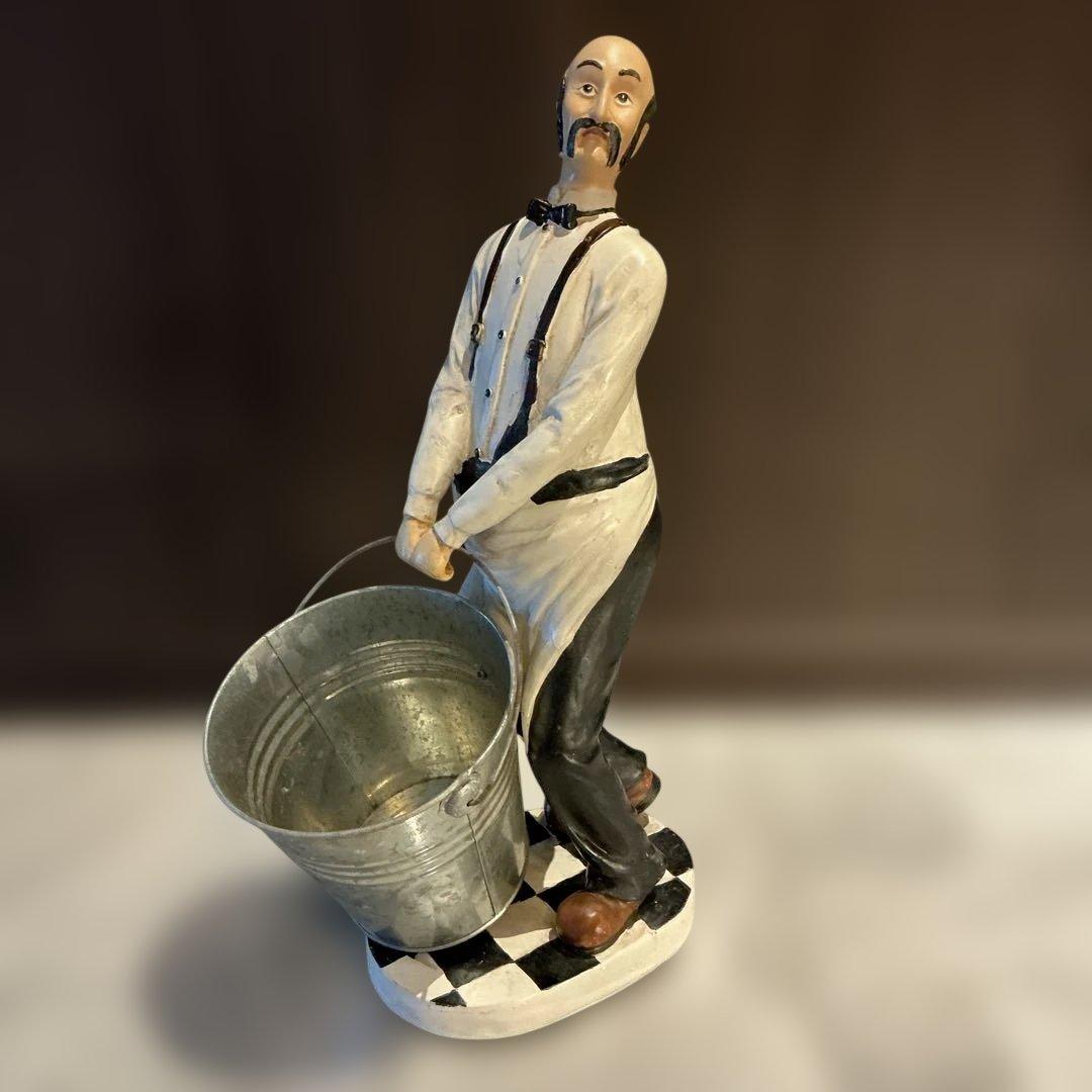 アンティーク　バケツを持つ男性の陶器フィギュア