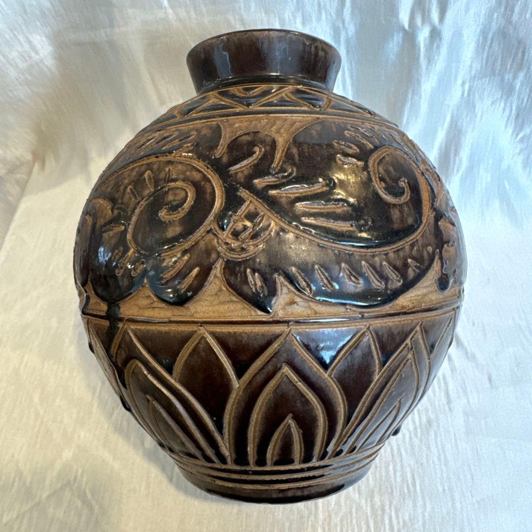 【壺屋焼】黒釉唐草掻き落とし大壺