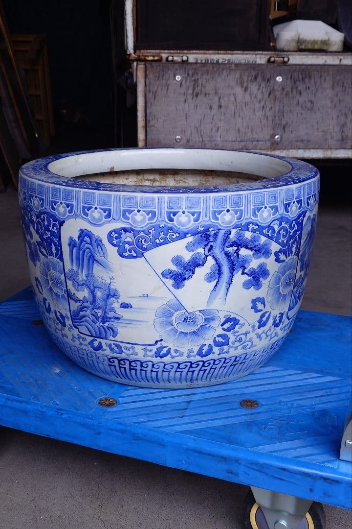 大型火鉢 青白磁の花柄火鉢