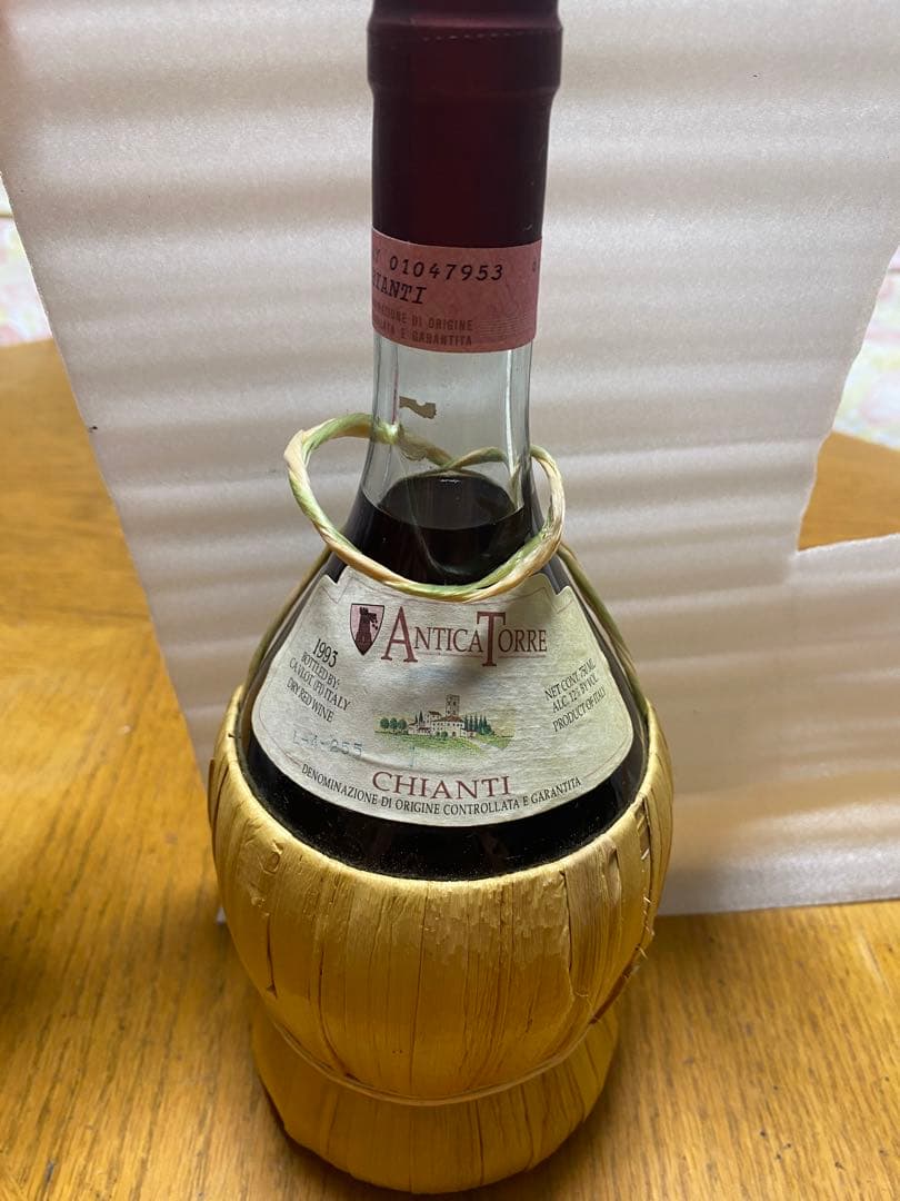 イタリアのトスカーナ州で生産されている赤ワイン「キャンティ」のボトル 籠入り