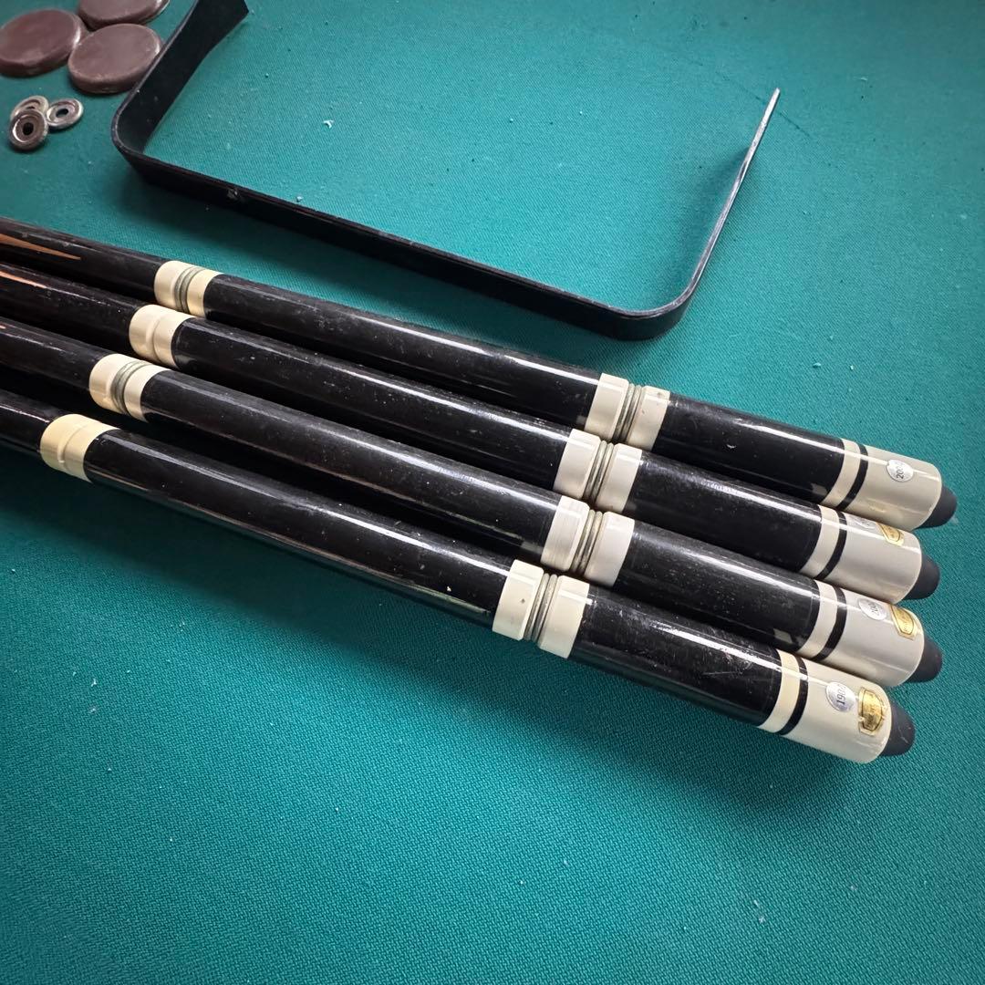 ビリヤードテーブルとキュー4本セット